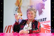 LONDON, ENGLAND - OCTOBER 03: Rod Stewart atends his album signing event at HMV Oxford Street on October 3, 2018 in London, England. (Photo by Jo Hale/Redferns)