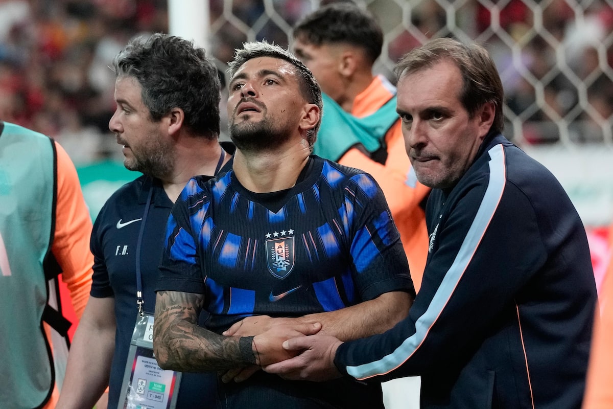 Arrascaeta sofre fratura no punho em jogo do Uruguai, passará por cirurgia e preocupa o Flamengo