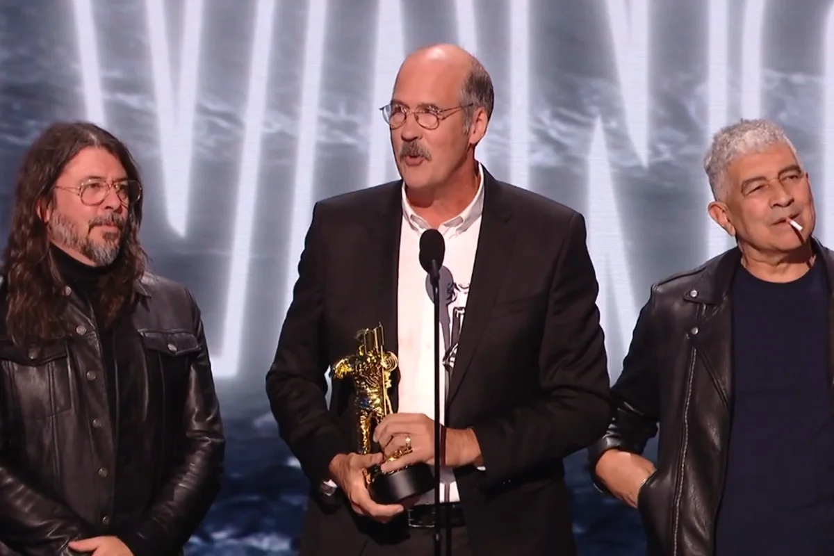 Imagem colorida mostra Dave Grohl, Krist Novoselic e Pat Smear no palco do VMA - Metrópoles