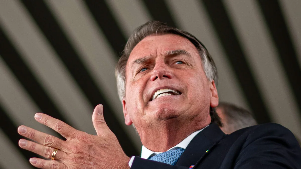 Defesa de Bolsonaro pede revisão de condenação com base em Caso Master