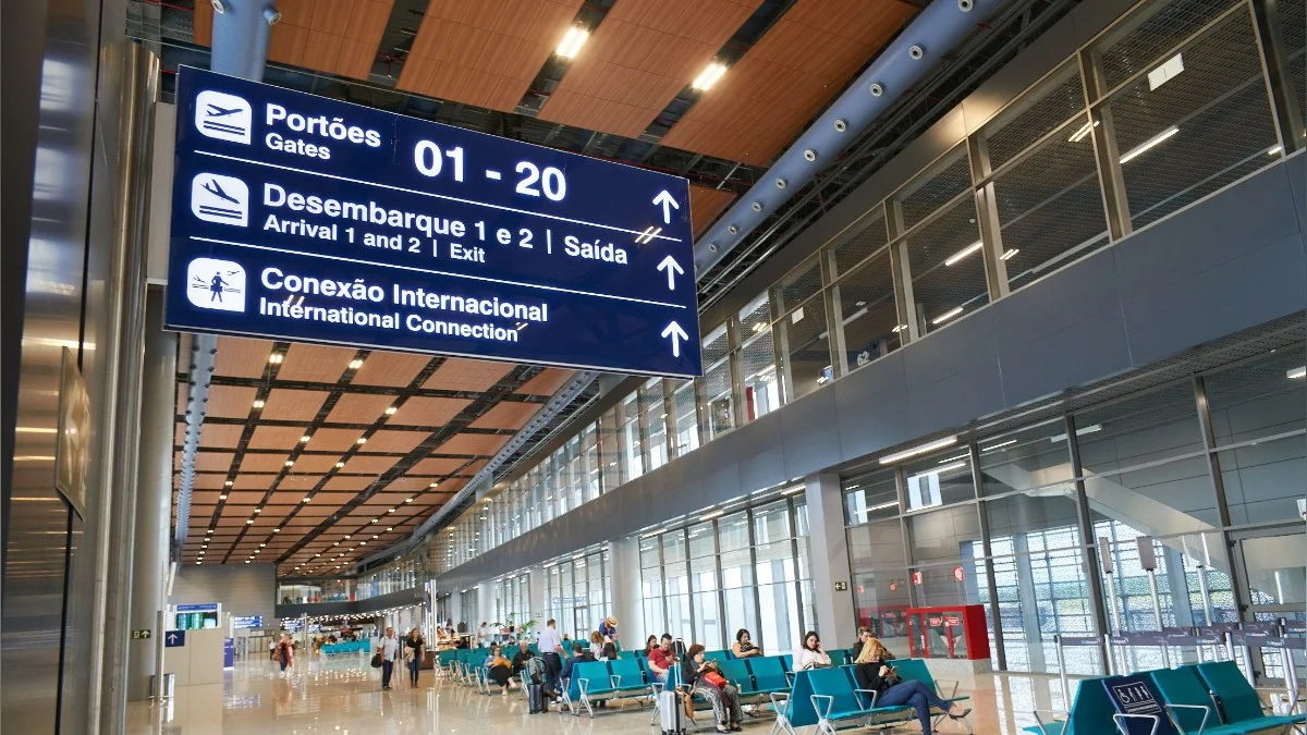 Buraco na pista suspende pousos e decolagens no Aeroporto de Confins