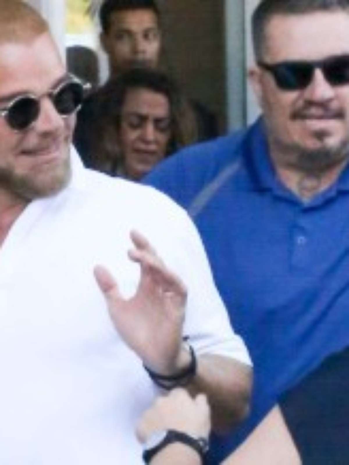 Ricky Martin recebe carinho de fãs na porta do Copacabana Palace