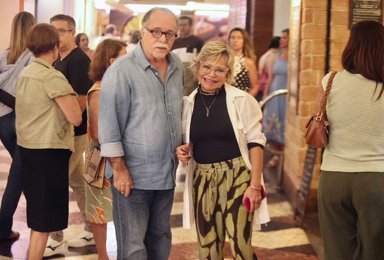 Atores da Globo são vistos juntos em shopping no Rio de Janeiro acompanhando peça de teatro