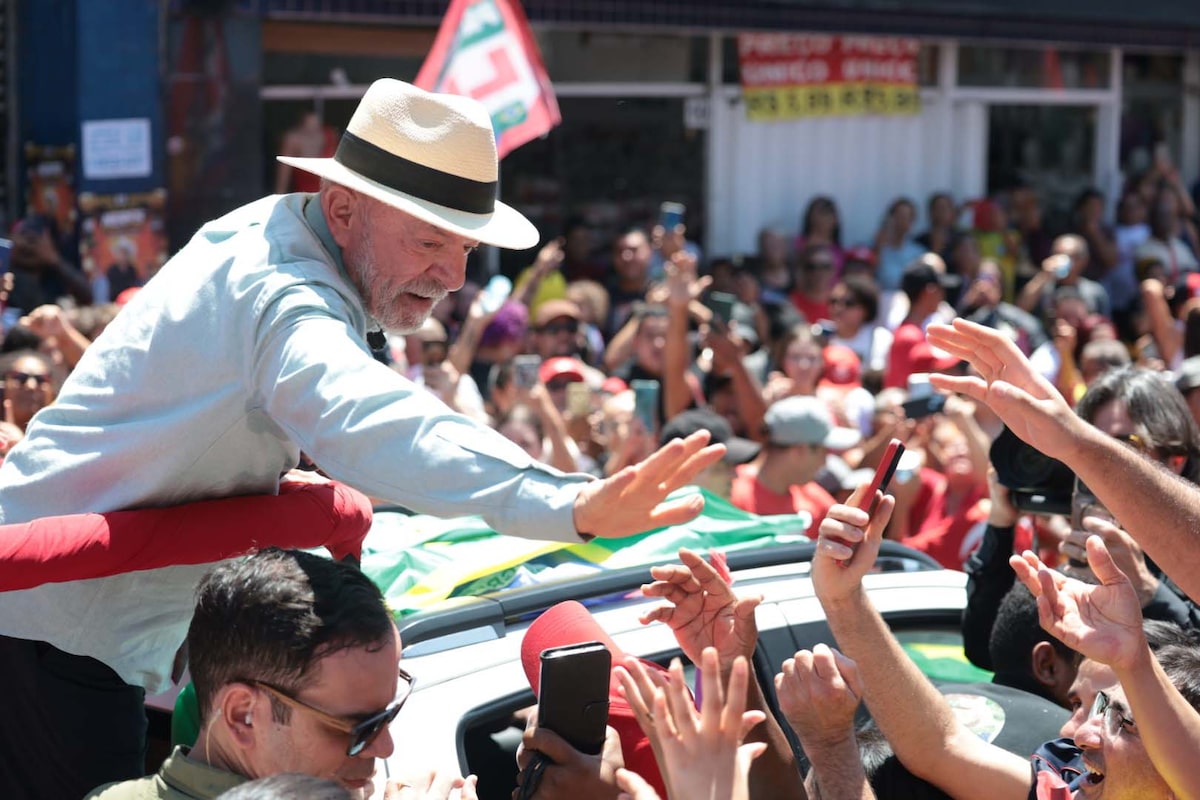 Lula intensifica agenda de rua na reta final do primeiro turno e faz corpo a corpo em SP