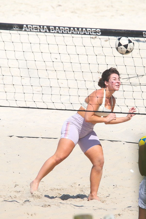 Paolla Oliveira treina futevôlei em praia carioca após anúncio como nova rainha da Imperatriz