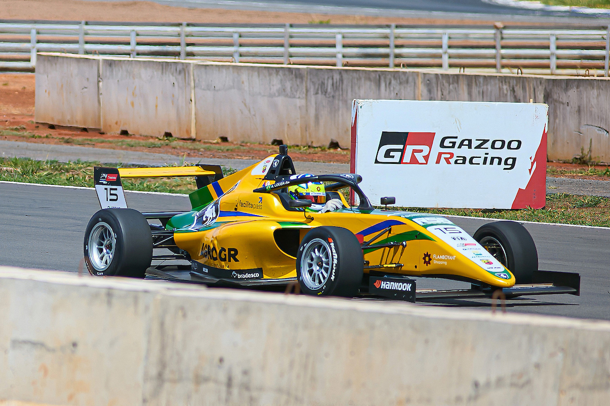 Animado, Camarote Metrópoles curte Stock Car, Fórmula 4 e Turismo Nacional