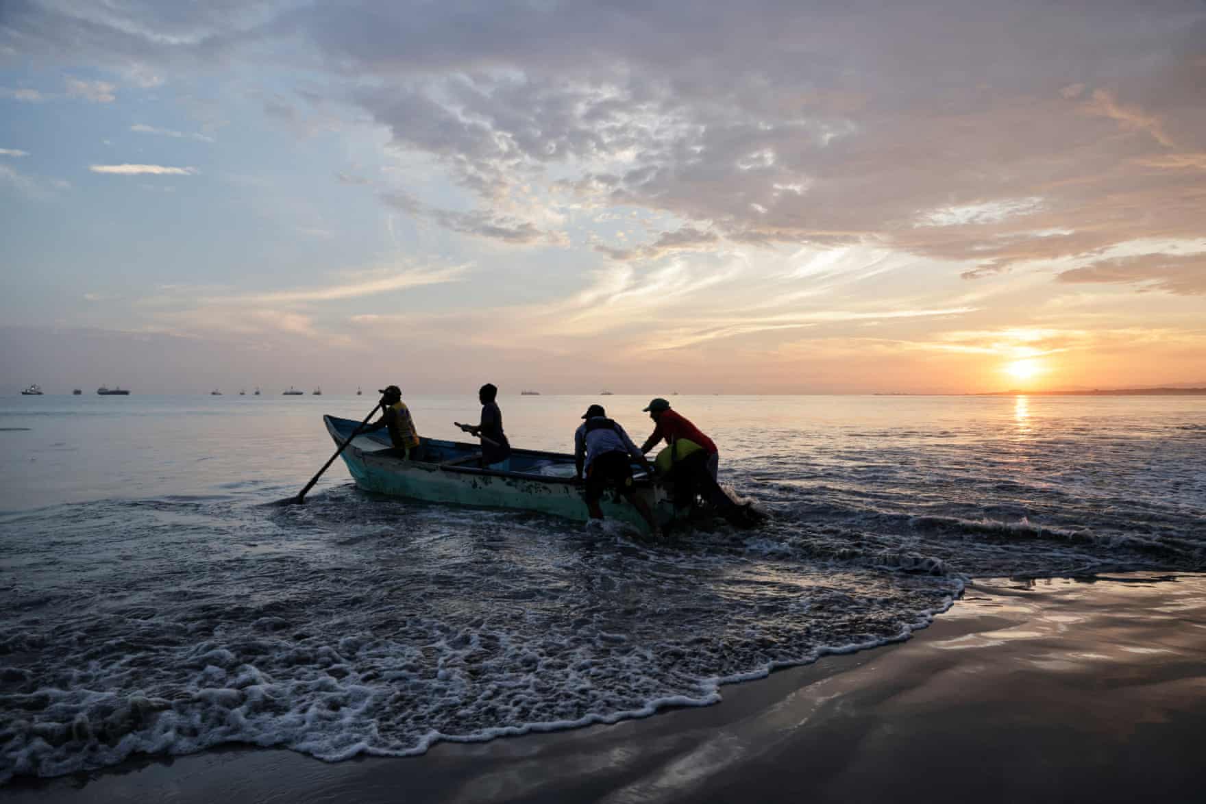 Ataques dos EUA a barcos de pesca equatorianos levantam preocupações humanitárias, mas a administração Trump não recua