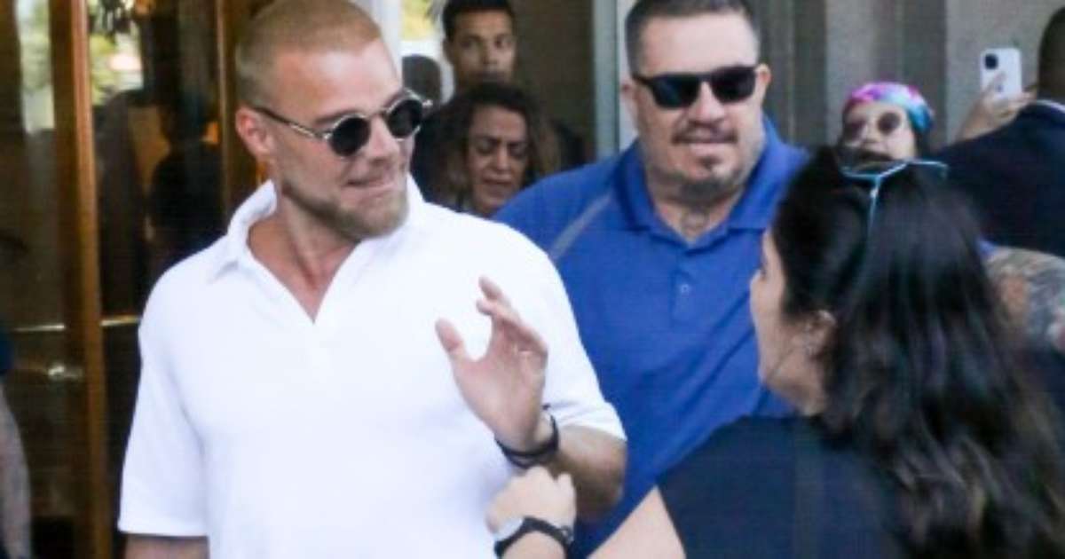 Ricky Martin recebe carinho de fãs na porta do Copacabana Palace