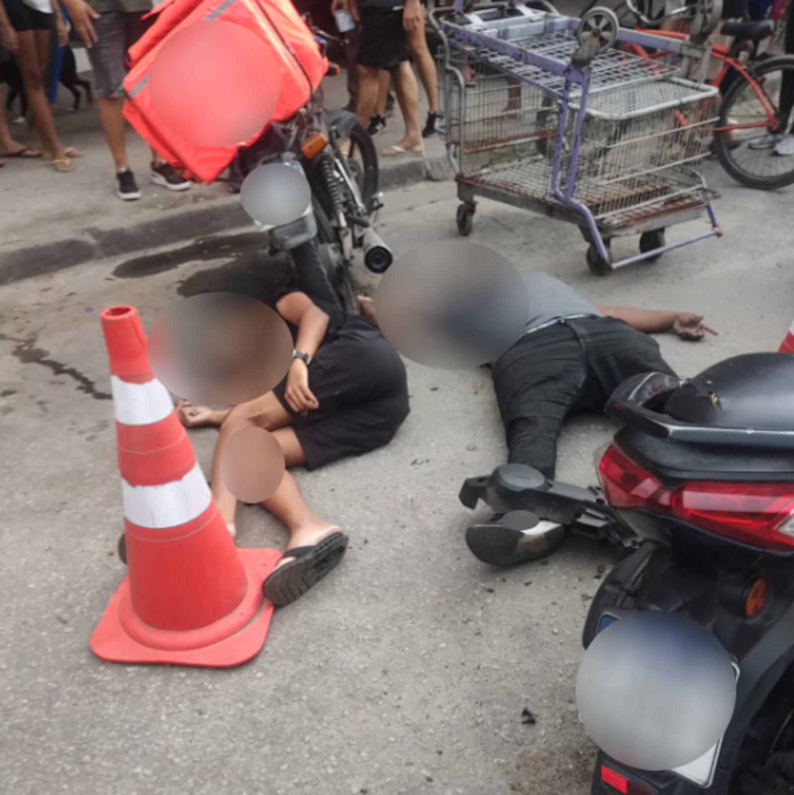 Homem e adolescente eram irmãos e foram mortos a tiros Reprodução/RECORD