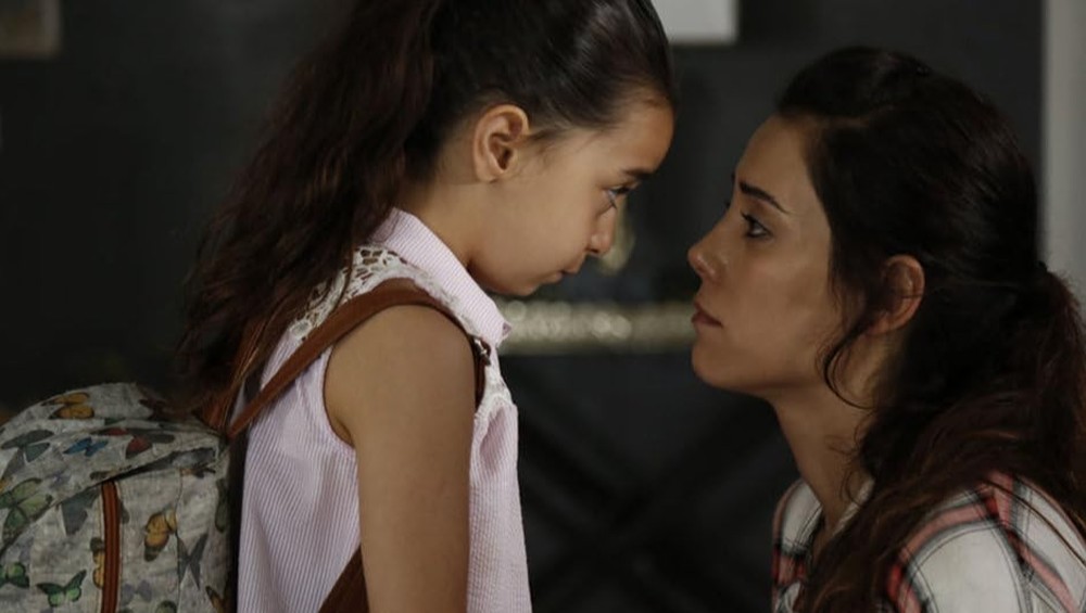 Adaptação da série japonesa Mother, a produção turca Mãe é estrelada por Cansu Dere e Beren Gökyıldız — Foto: Reprodução/Med Yapim/MF Yapim