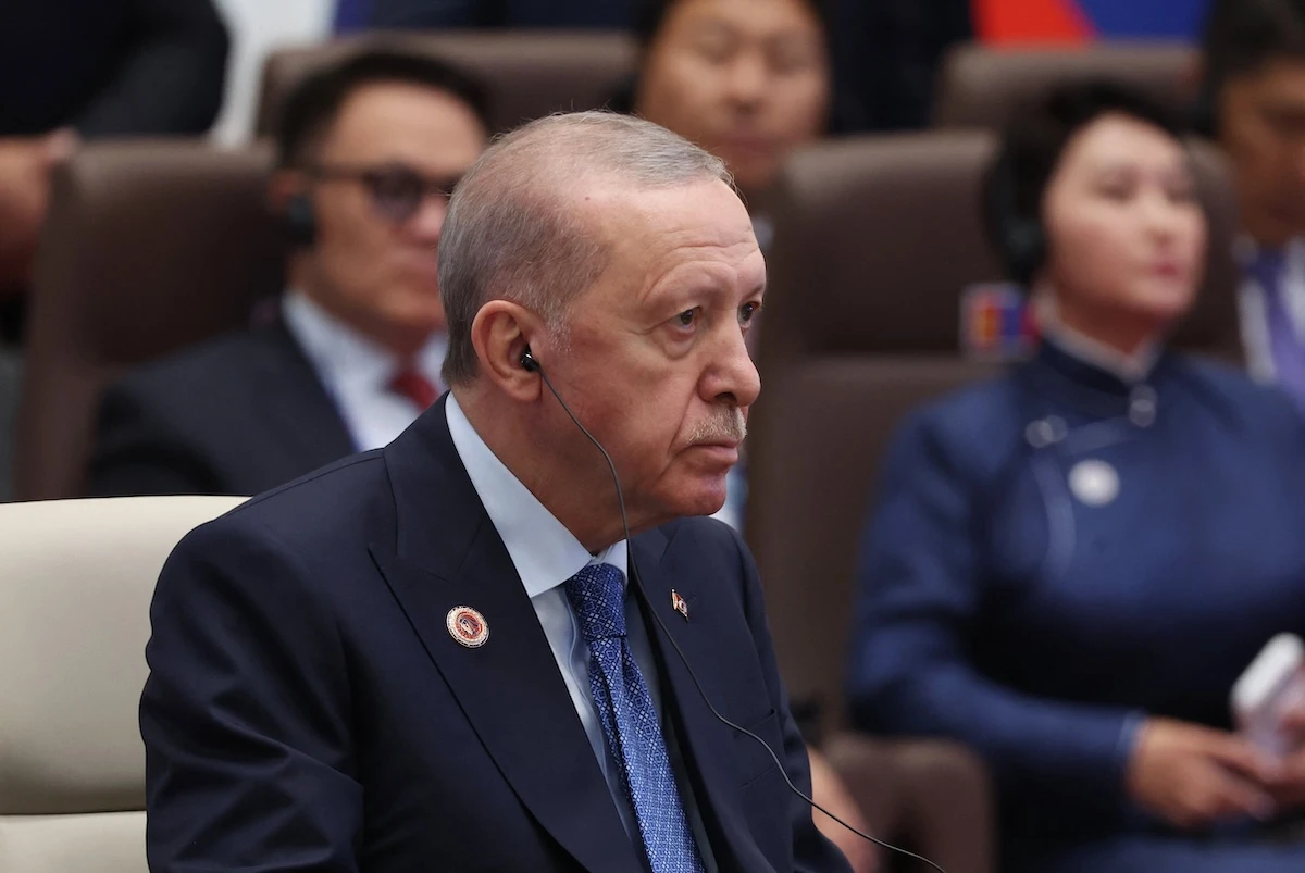 Estrelas árabes desfilam na coleção de verão 2027 da Burberry em Londres