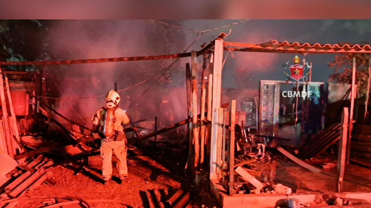 Bombeiros combatem incêndios em assentamento e galpão no DF