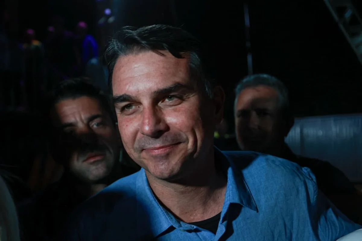 Flávio pede prisão de funcionário do Planalto por polêmica de Nossa Senhora