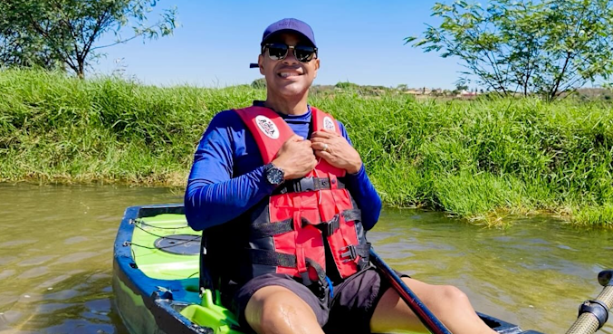 Luiz Fara Monteiro curte dia de sol no Lago Paranoá e recebe carinho de fãs: ‘Relaxar é necessário’