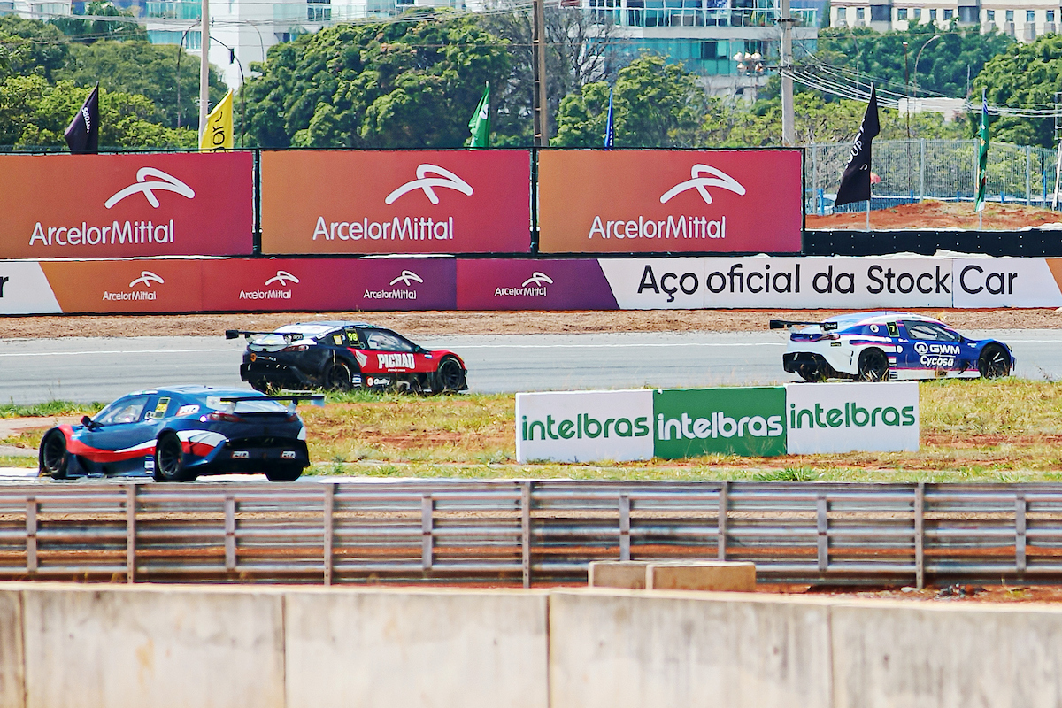 Animado, Camarote Metrópoles curte Stock Car, Fórmula 4 e Turismo Nacional
