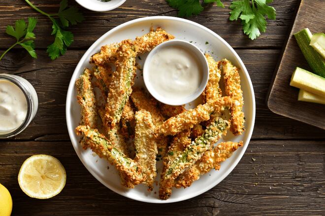 Palitos de abobrinha na air fryer: aprenda essa receita prática e crocante para o aperitivo de sábado