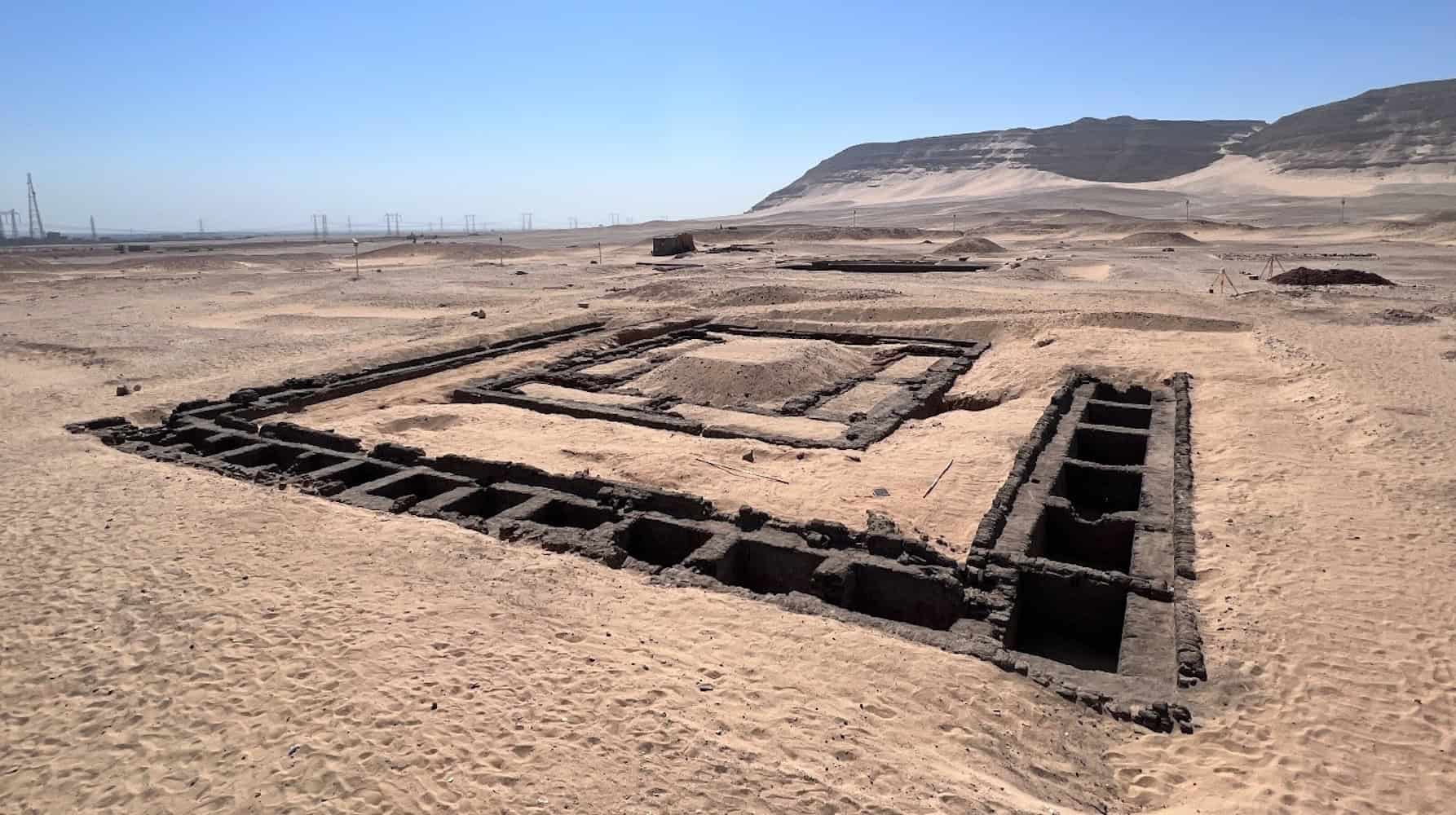 O complexo tumular de Meretneith, incluindo sua câmara funerária ao centro, parcialmente cercado por câmaras funerárias de servos e cortesãos.