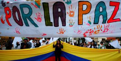 Acordo assinado em 2016 pelo então presidente Juan Manuel Santos com o comandante das FARC visava pôr fim a mais de meio século de conflito armado (imagem ilustrativa). Foto: REUTERS/John Vizcaino / RFI