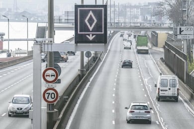 Placa de trânsito azul com losango branco rende multa de R$ 800; entenda o que significa