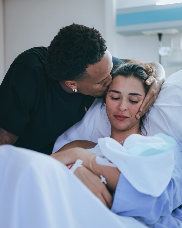Nasce Gabriel, primeiro filho de Tainá e Éder Militão