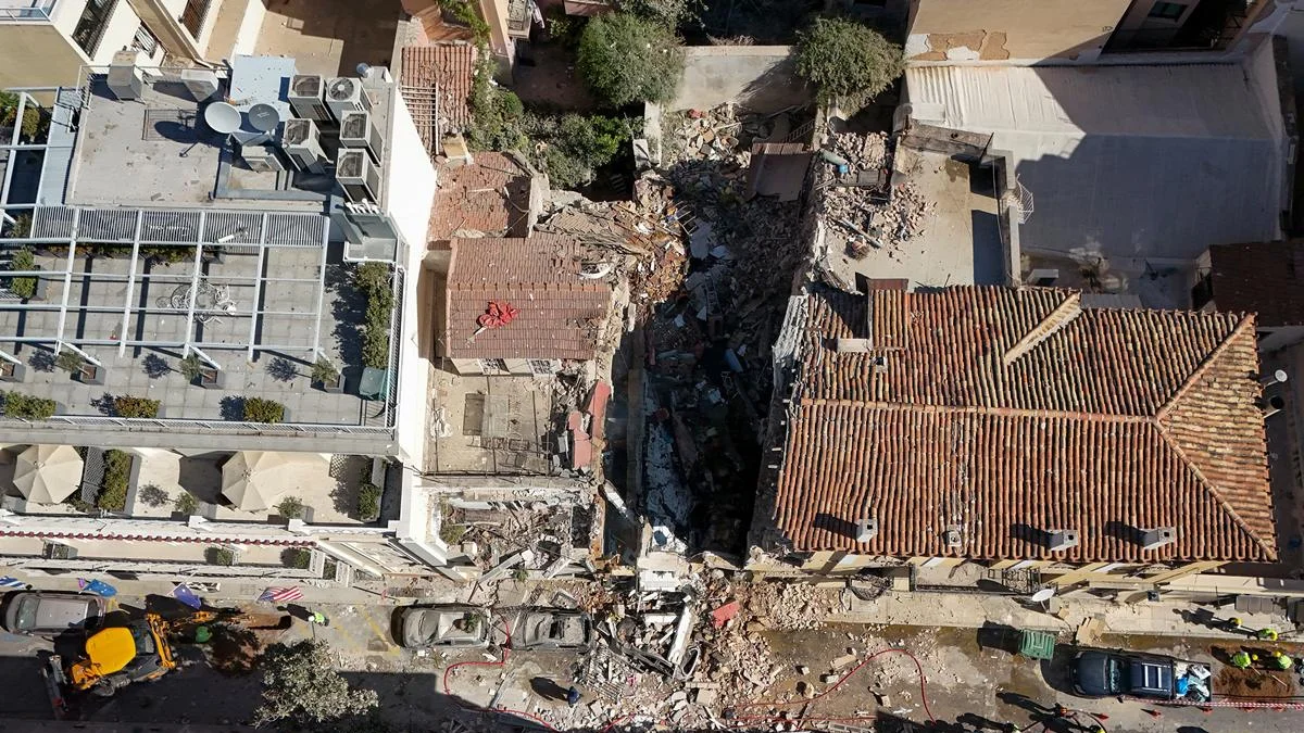 Explosão em prédio deixa seis mortos em área turística de Atenas