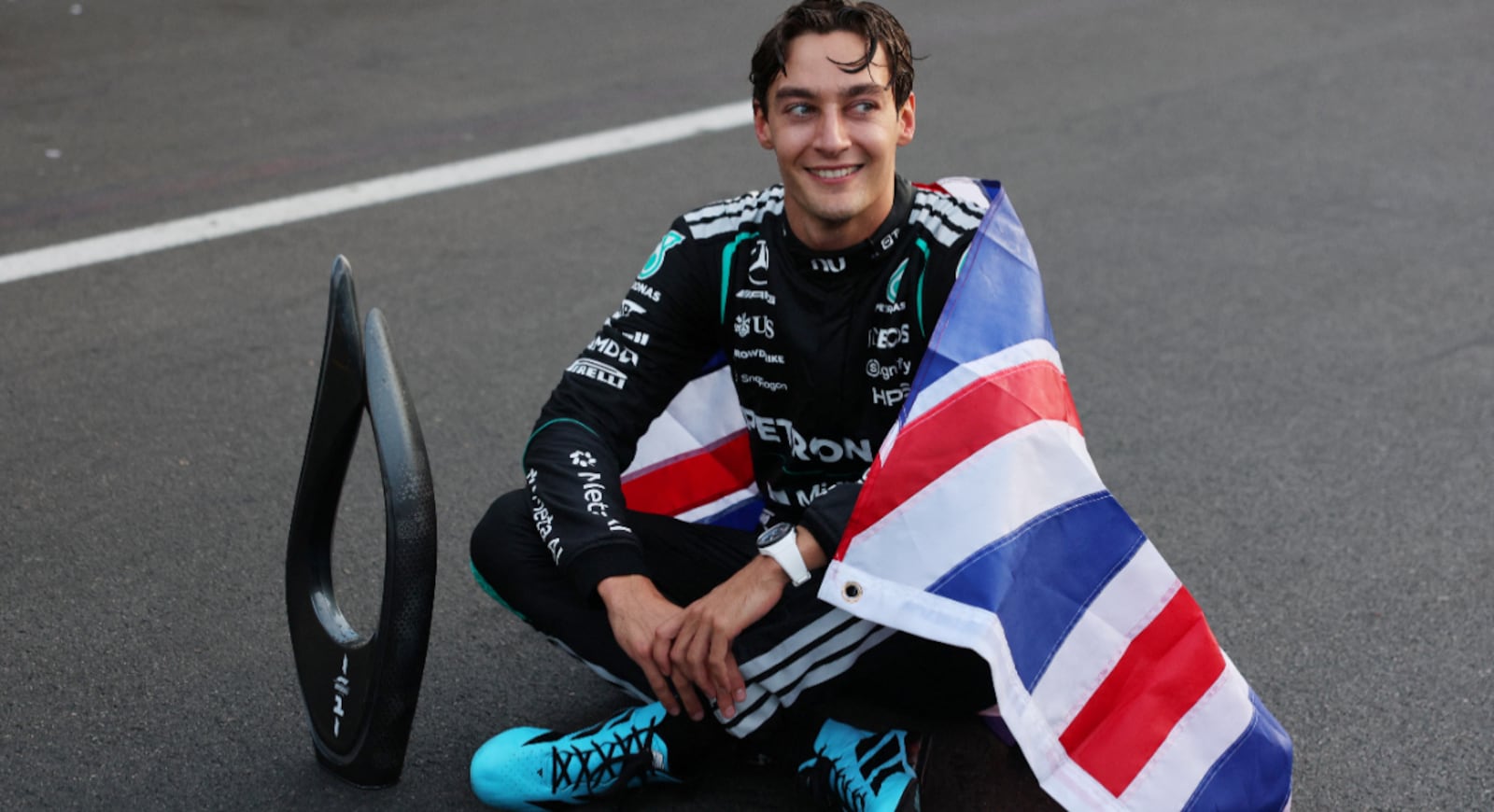 George Russell comemora na pista a vitória no GP do Azerbaijão de Fórmula 1 REUTERS/Ramil Sitdikov — 26.09.2026
