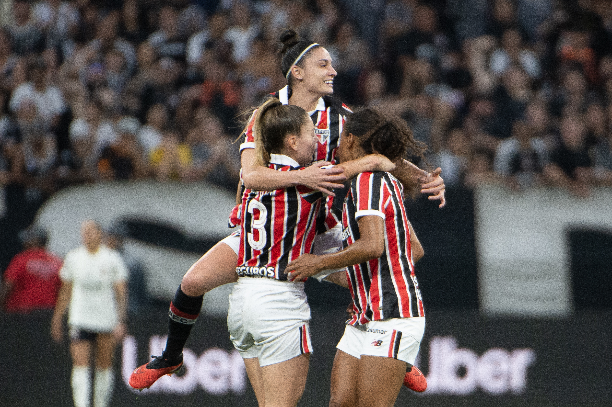 São Paulo vence o Corinthians, derruba invencibilidade das Brabas em casa e sai na frente na final do Brasileirão Feminino