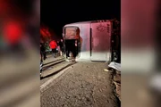 Ônibus de turismo ficou destruído após tombar na BR-262, no Espírito Santo; três pessoas morreram
