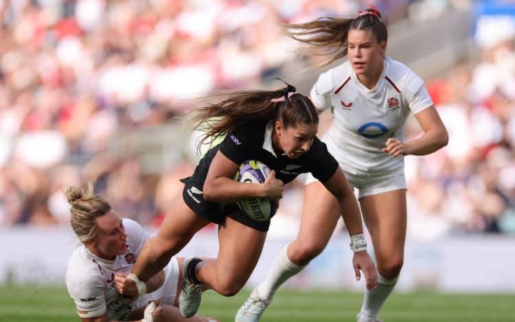 New Zealand's centre Amy du Plessis attacks against England during the Women's WXV Global Series rugby match at Twickenham, on September 26, 2026. (Photo by Adrian DENNIS / AFP)