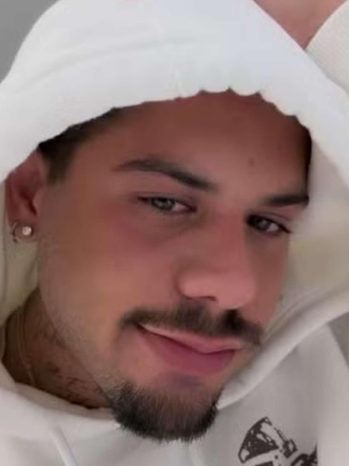 Zé Felipe surge irreconhecível com novo visual: 'Fui fazer a barba e errei'; veja