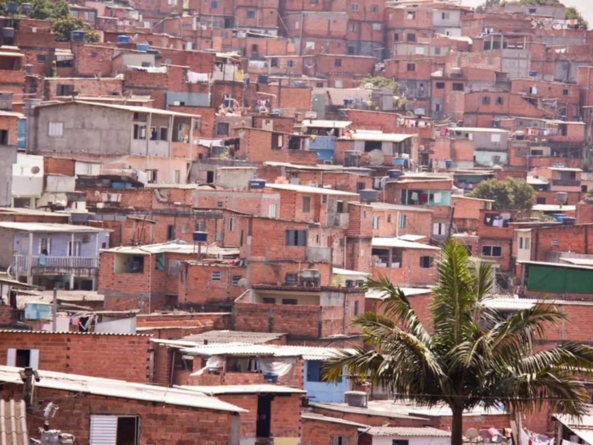 PM cerca Paraisópolis em "maior operação contra o crime organizado"