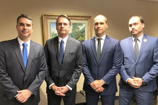 Financial Times compara clã Bolsonaro a Trump e cita "política paranoica"