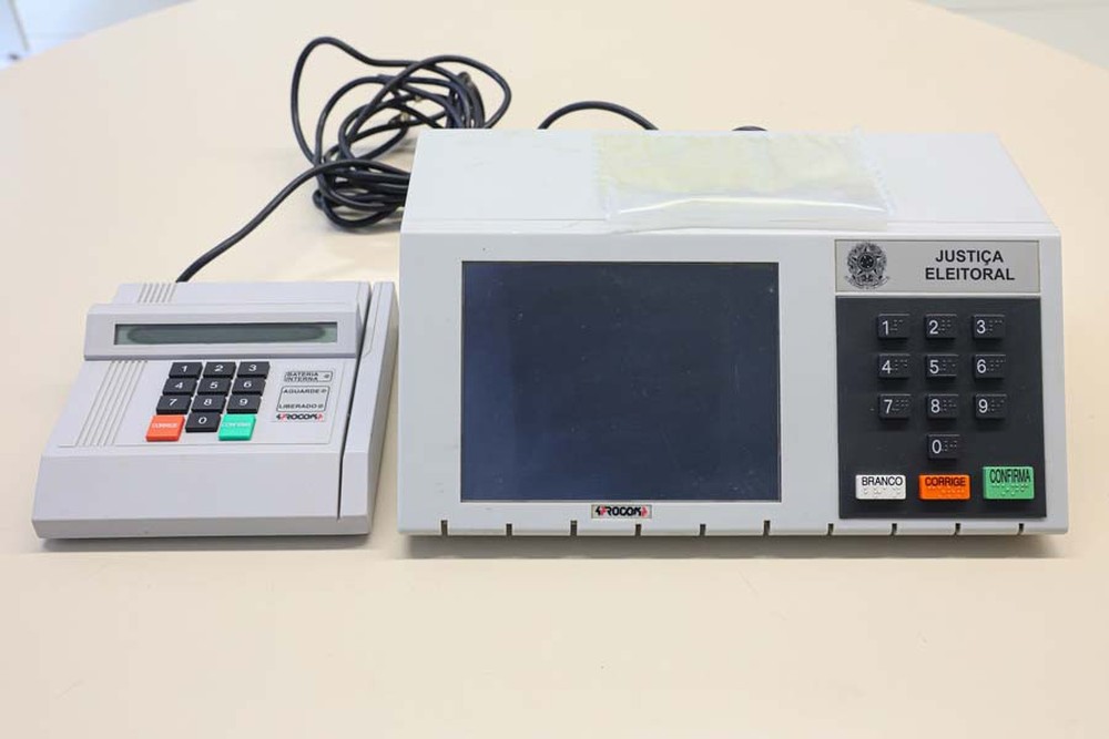 UE1998, segundo modelo de urna eletrônica — Foto: Divulgação/TSE