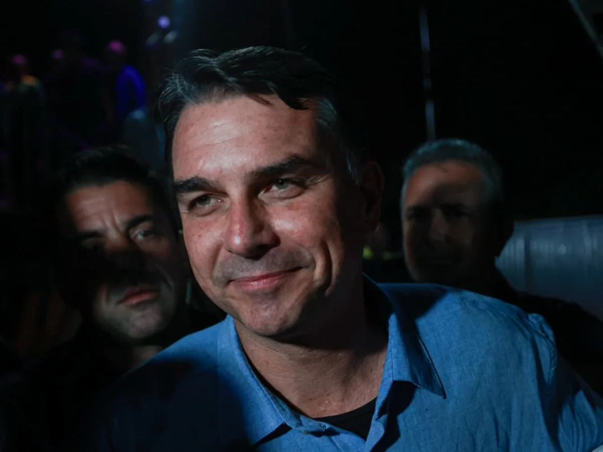 Flávio pede prisão de funcionário do Planalto por polêmica de Nossa Senhora