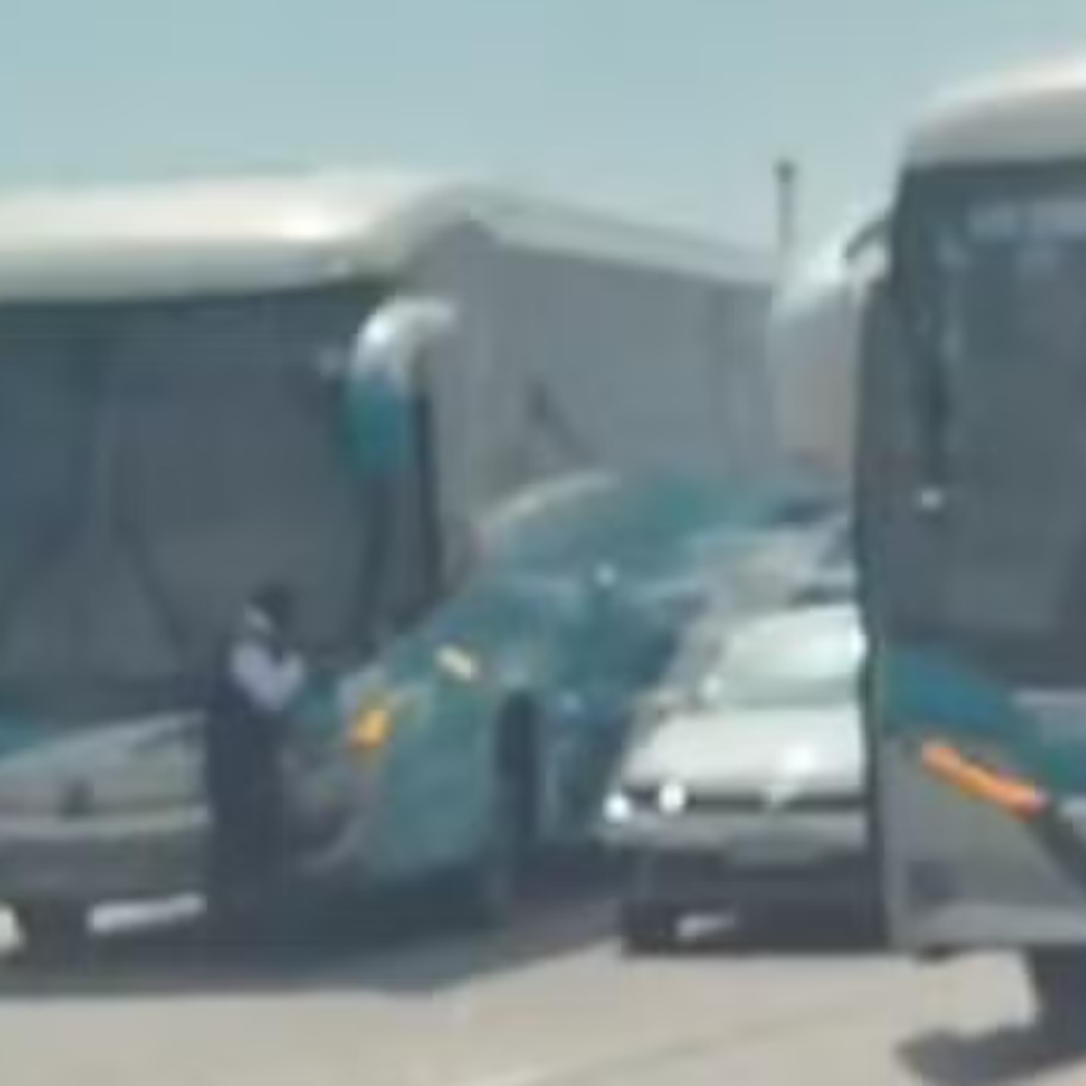 Dois ônibus de excursão escolar são abordados por bandidos e utilizados como barricadas no RJ