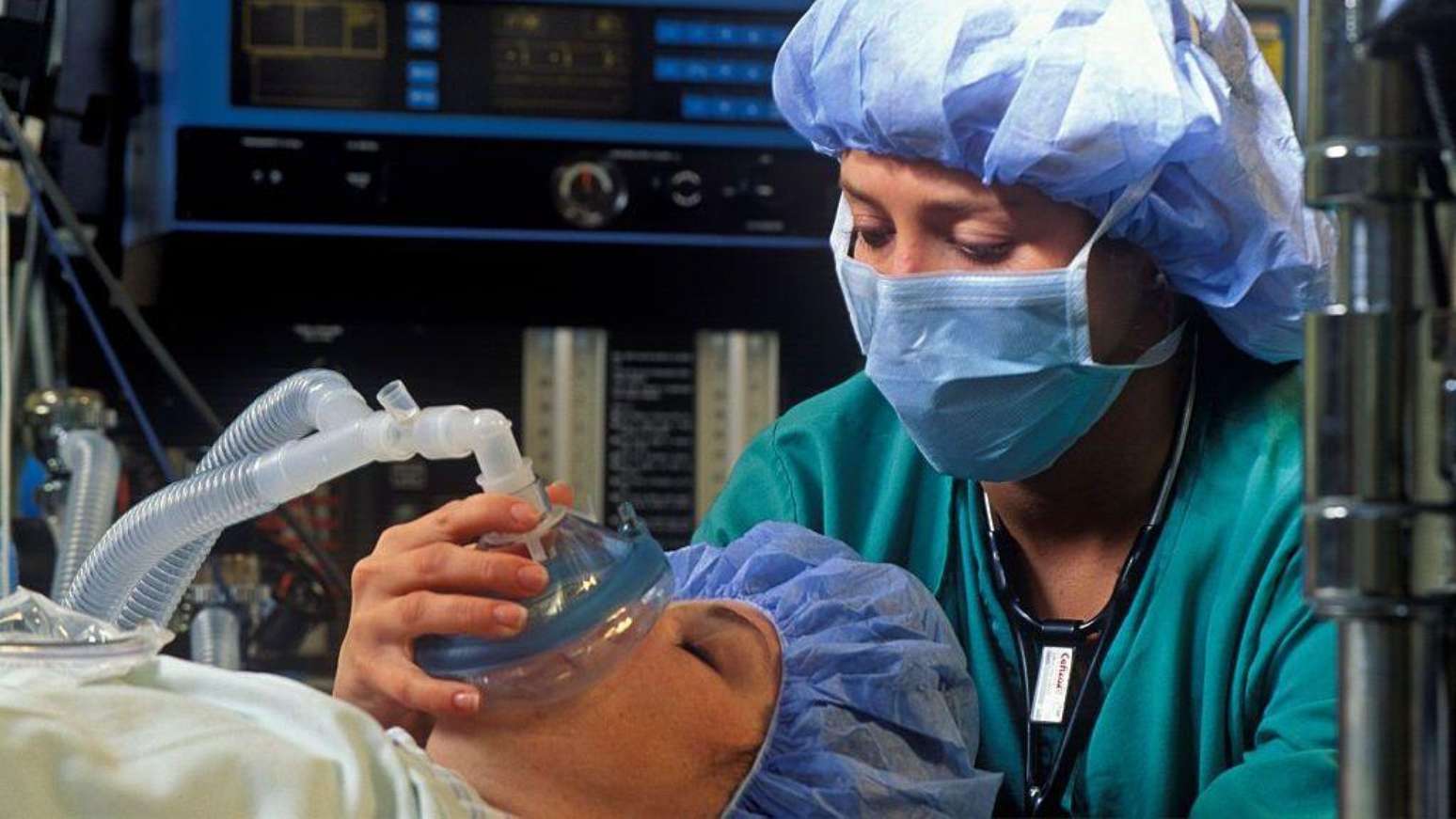 Anestesista administrando seda&ccedil;&atilde;o a paciente, em um centro cir&uacute;rgico