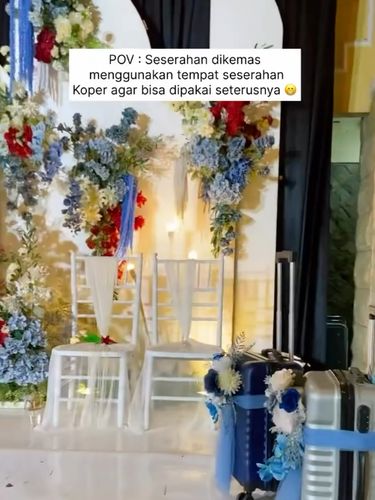 Suasana pengantin membawa koper saat di pelaminan bikin warganet salah fokus.