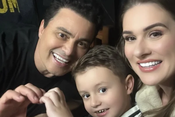 Esposa de Renner presta apoio ao cantor após morte de Rick: “Dor imensa"