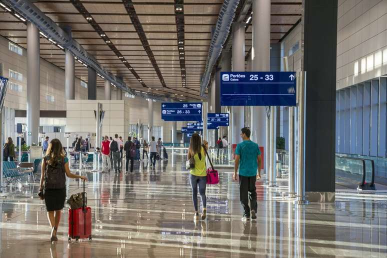 Aeroporto de Confins, em Belo Horizonte, suspende atividades por problema na pista