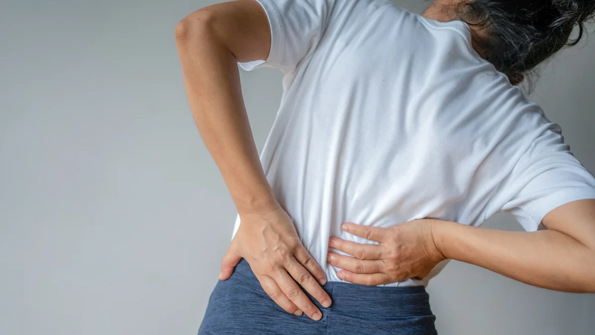 Dor nas costas pode ser aliviada com ponte de glúteos: veja como fazer