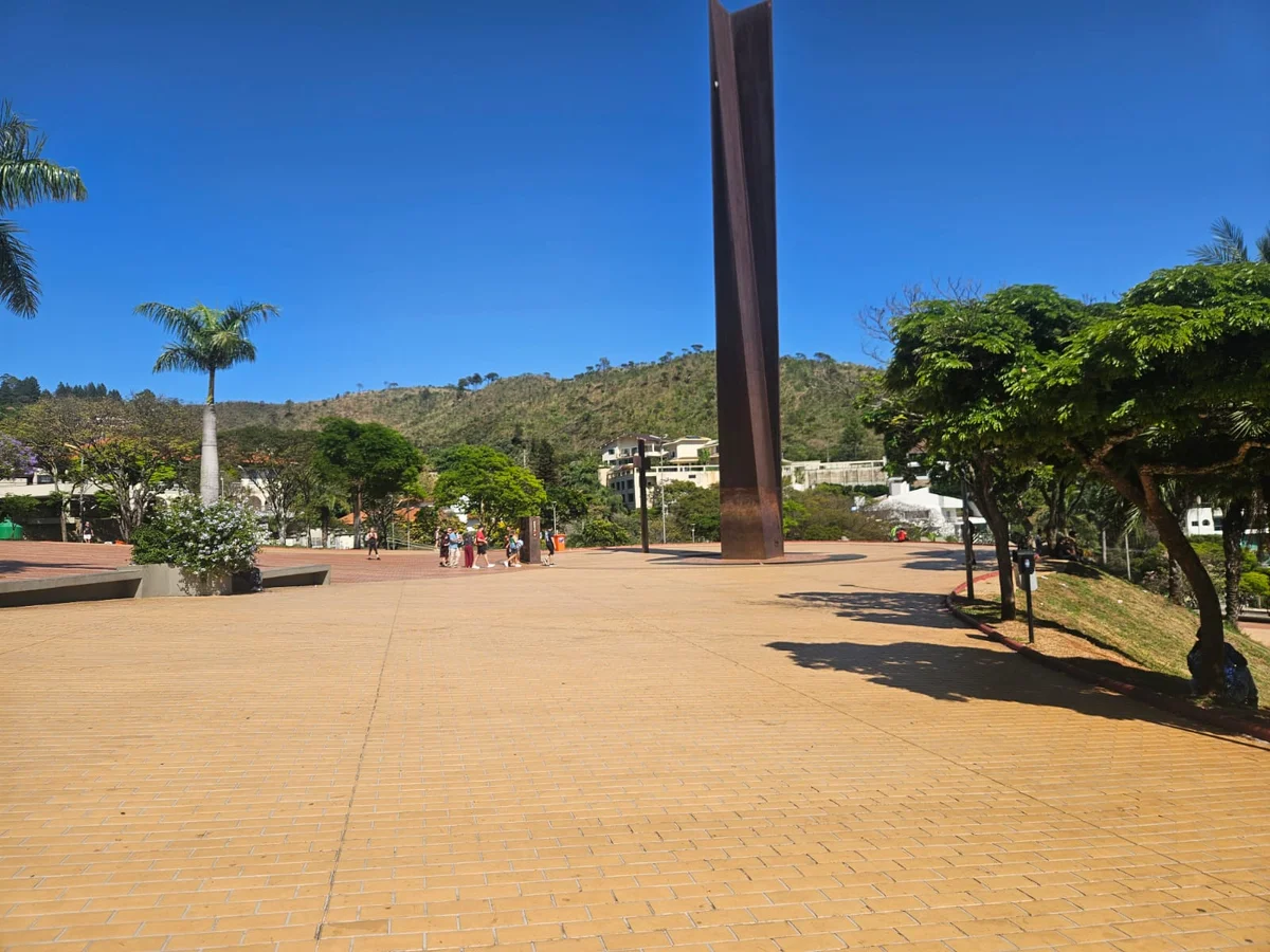 Céu azul na Praça do Papa, em BH