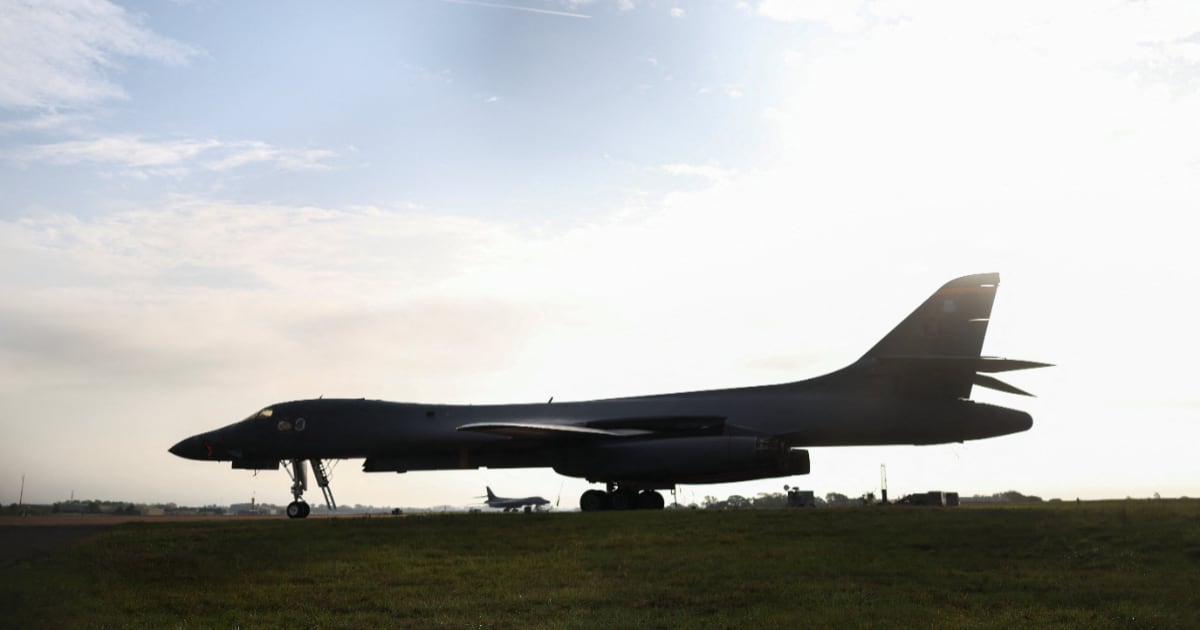 Polícia britânica prende suspeitos e aciona Esquadrão Antibombas perto de base aérea usada pelos EUA