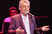 Ameaça contra Chico Buarque pode configurar crime e exige provas; entenda