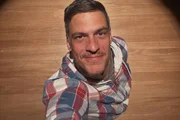 Mateus Solano faz selfie no palco do teatro
