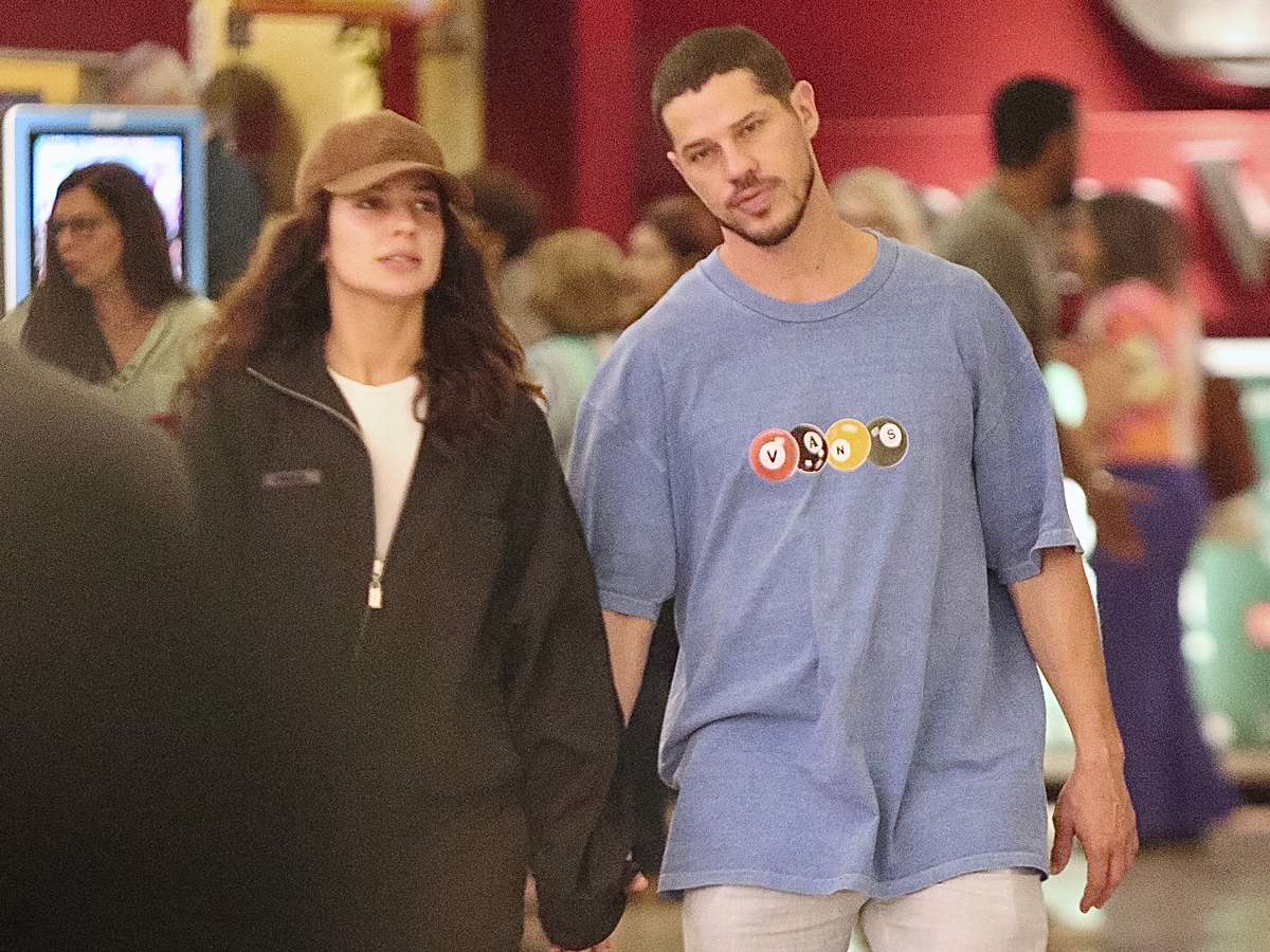 Atores da Globo são vistos juntos em shopping no Rio de Janeiro acompanhando peça de teatro