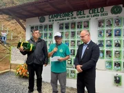 Chapecoense visita memorial do acidente