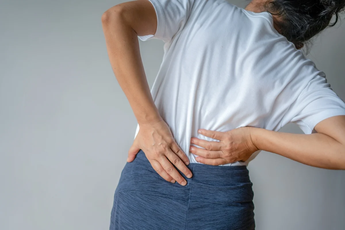 Dor nas costas pode ser aliviada com ponte de glúteos: veja como fazer