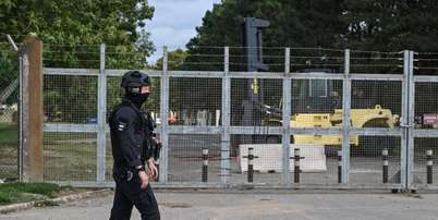 Agente bloqueia entrada em base a&eacute;rea de RAF ap&oacute;s incidente com explosivos Foto: ANSA / Ansa - Brasil