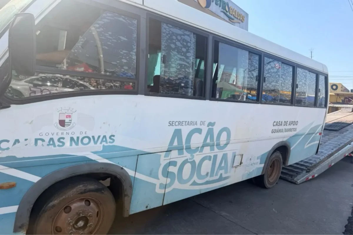 Bêbado rouba ônibus enquanto motorista tomava café para resgatar amigos