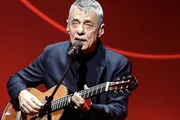 Ameaça contra Chico Buarque pode configurar crime e exige provas; entenda